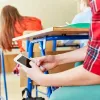 Заборона смартфонів в українських школах: у Верховній Раді не підтримали законопроєкт
