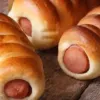 Смачно, поживно і швидко: як приготувати сосиску в тісті, яка смакуватиме не гірше за київську перепічку
