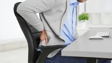 Тривалий біль у спині може бути сигналом раку підшлункової: які небезпечні симптоми не можна ігнорувати