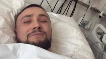 Стерненко показав фото простреленої під час замаху ноги: «Сьогодні мені зняли шви»