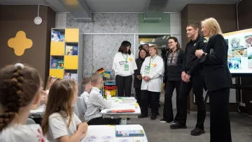 «Все більше повертається до очного навчання»: в уряді повідомили, скільки школярів сіли за парти 1 вересня