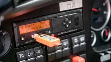 Українським водіям доведеться працювати «по-європейськи»: що змінить обов’язкове введення тахографів