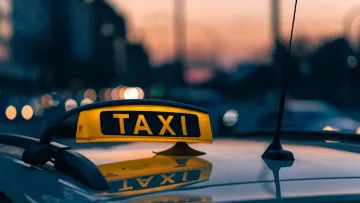 Таксі у комендантську годину в Києві: журналісти показали, як працює нелегальний ринок – відео 