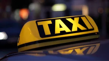 У Києві таксист зламав щелепу дівчині: що спровокувало напад агресії у чоловіка та як його покарають