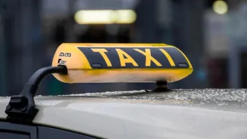 Таксі під час тривог хочуть обмежити в ціні: в Україні зареєстрували нову петицію