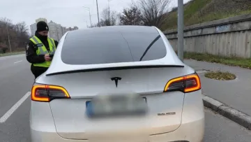 У Києві водій Tesla гасав зі швидкістю боліда Формули 1: гонщика впіймали й покарали сміховинним штрафом