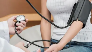 Які продукти підвищують тиск уночі: лікарі назвали небезпечні варіанти їжі перед сном