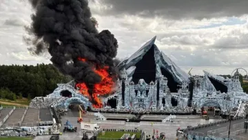 Головна сцена відомого музичного фестивалю згоріла дотла: там повинні були виступати українці – відео пожежі
