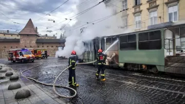 У середмісті Львова, мов смолоскип палав трамвай: чи вдалося уникнути жертв – фото з місця події