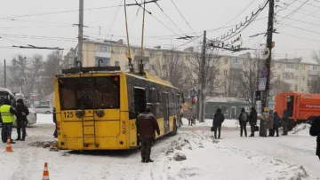У Києві тролейбус провалився під землю: де сталась аварія та що сказали у КМДА