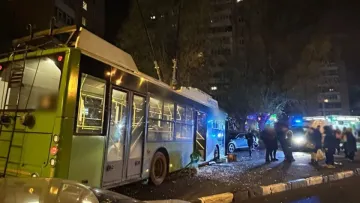 У Харкові тролейбус влетів у зупинку та майже зніс її: що стало причиною ДТП та чи є постраждалі