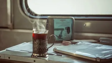 Вперше за шість років! Укрзалізниця підняла ціни на чай і каву в поїздах – скільки коштуватимуть напої
