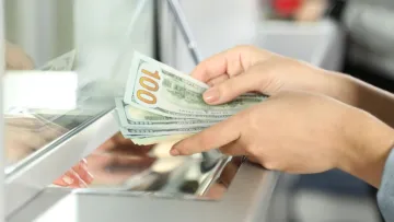 Гривня знову просіла: НБУ встановив офіційний курс валют на 2 червня – скільки коштує долар та євро