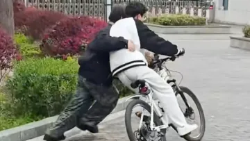 Китаєць збагатів на понад 1,5 млн, бо навчав людей, тому що не зробили їхні батьки в дитинстві: про що мова