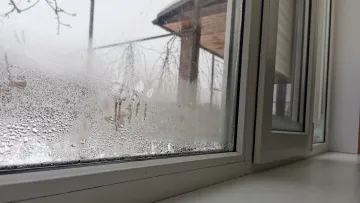 Чому тягне холодом від вікна і як швидко усунути протяг: дієві поради експертів
