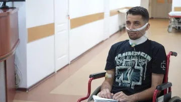 Кинули помирати та присипали сміттям: на Дніпропетровщині лікують військового, якому росіяни перерізали горло