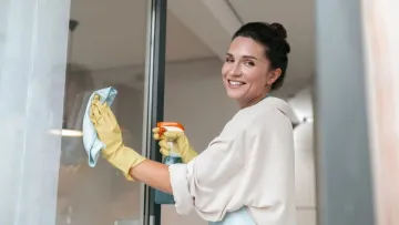 Як правильно мити вікна, щоб не залишалося плям та розводів: поради для весняного прибирання