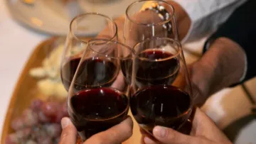Який алкоголь найменш шкідливий та може бути навіть корисним для серця: як його правильно вживати