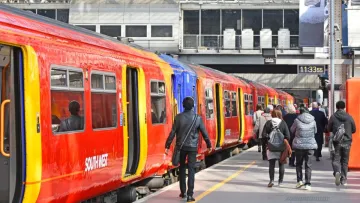 Мільйонер з Британії 740 разів «катався зайцем» залізницею: чому економив фунти чоловік та як його покарали