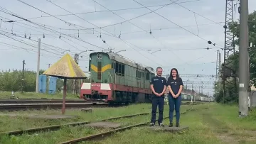 Гендер паті в стилі Укрзалізниці: як оригінально дізналася стать своєї дитини пара працівників УЗ – відео