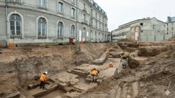 Археологи виявили шокуючу знахідку у Франції: під землею одного з готелів знайшли середньовічний замок 
