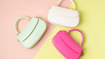 Барви в тренді: як вибрати та носити яскраву сумку