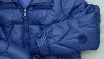 Без пральної машини і хімчистки: чим легко почистити зимову куртку від плям вдома