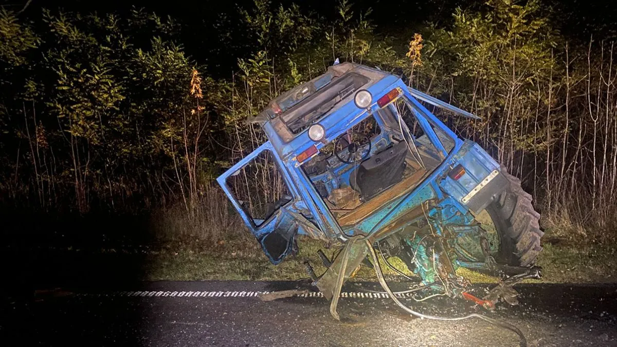 На Тернопільщині бус на швидкості влетів у трактор: чи є постраждалі – моторошне фото з місця ДТП