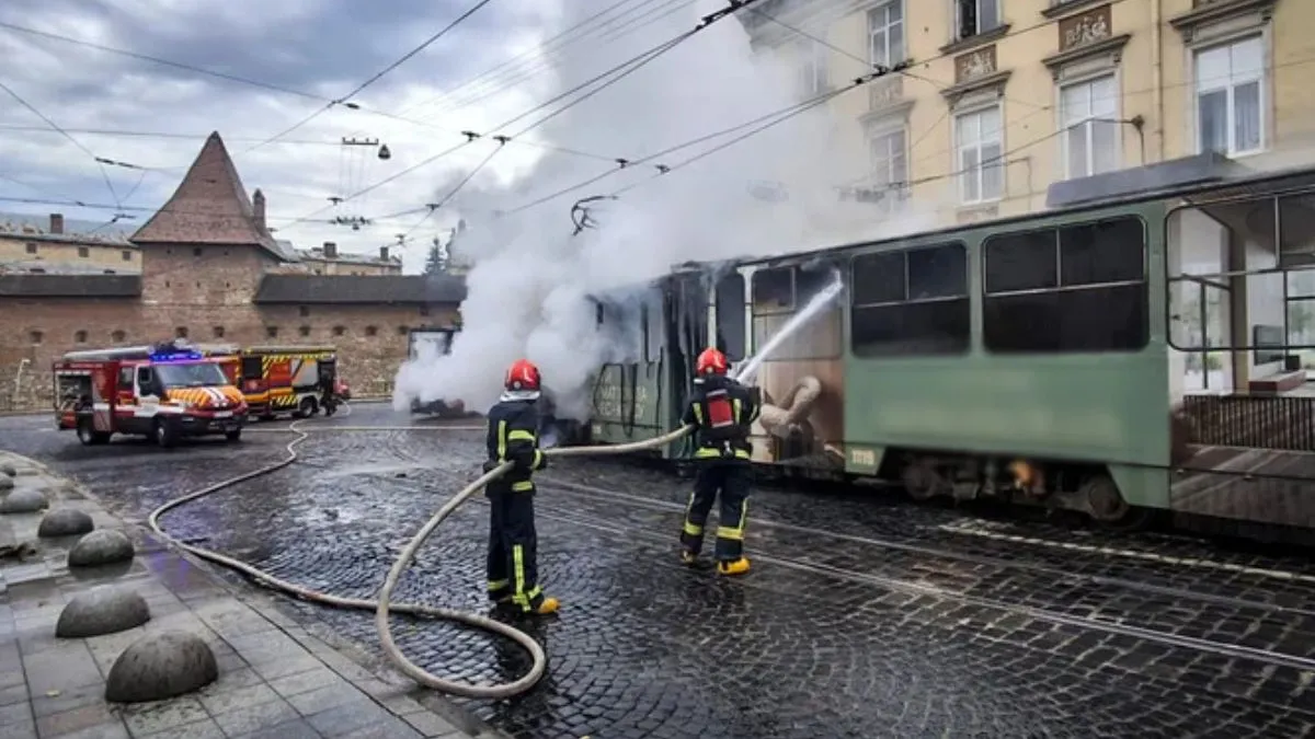У середмісті Львова, мов смолоскип палав трамвай: чи вдалося уникнути жертв – фото з місця події