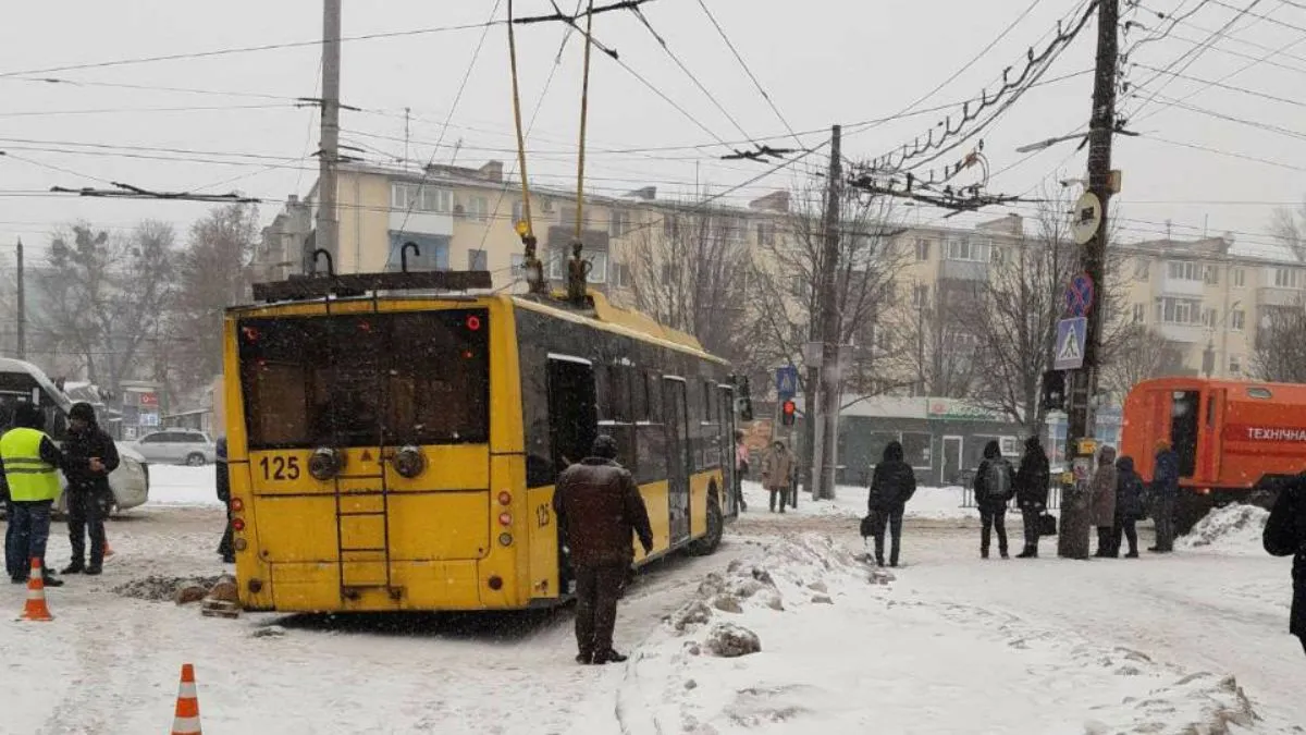 У Києві тролейбус провалився під землю: де сталась аварія та що сказали у КМДА