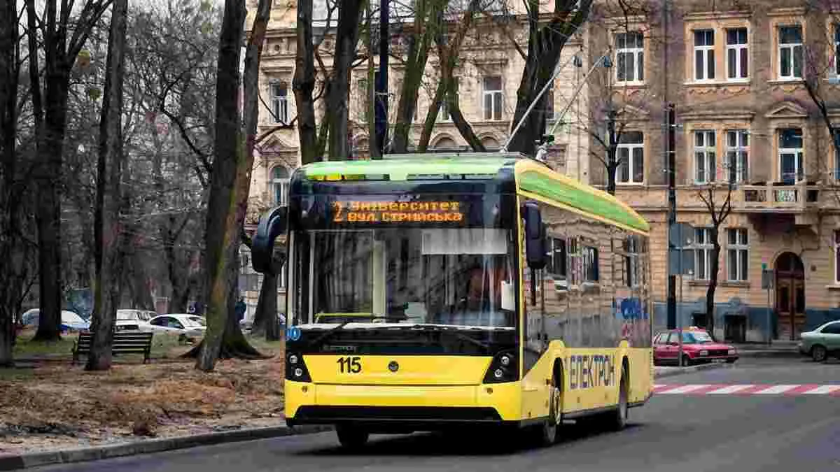 Львів'янина розчавив тролейбус: що стало причиною смертельного ДТП і хто у ньому винен