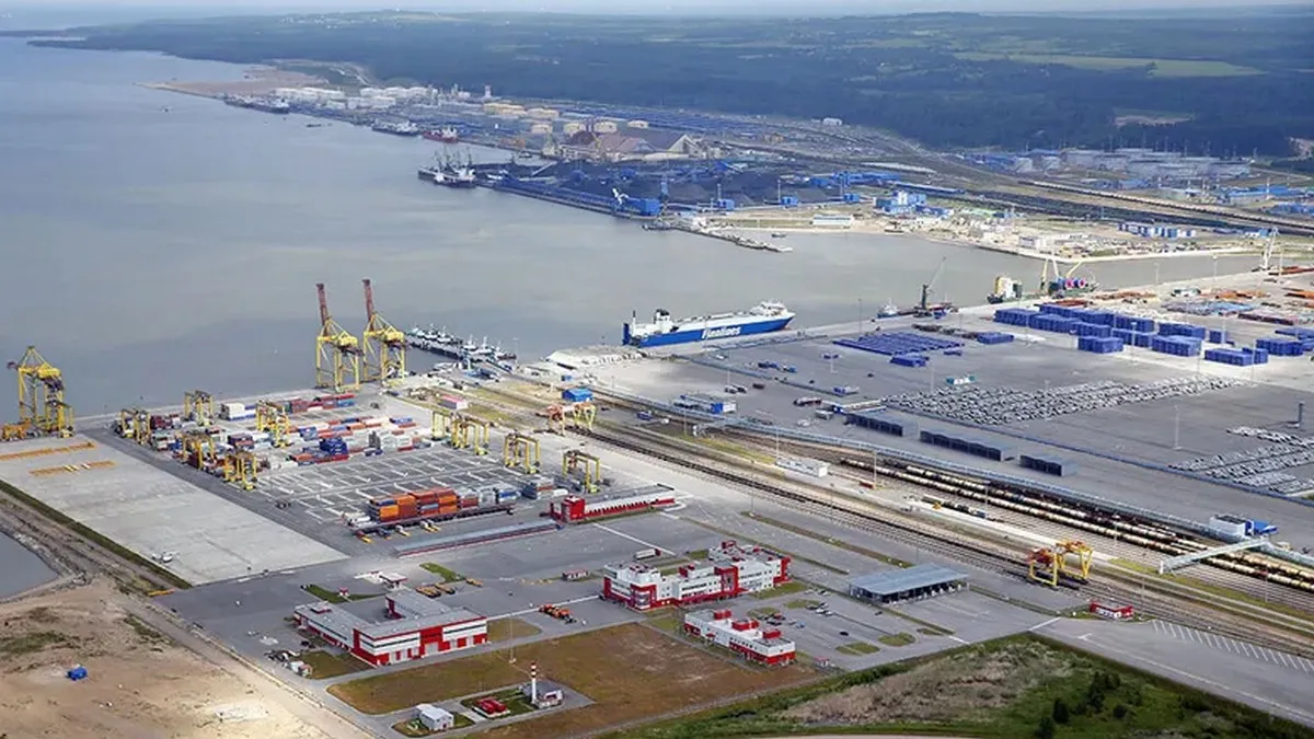 У російському порту Усть-Луга спалахнула пожежа: відео наслідків атаки українських безпілотників