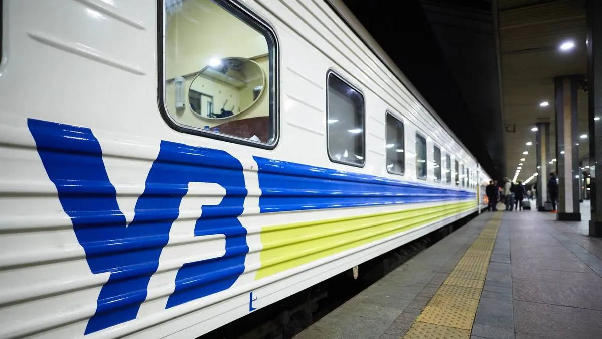 Вибухи зупинили міжнародний поїзд на Київщині: що сталося і чому пасажирів пересадили в автобуси