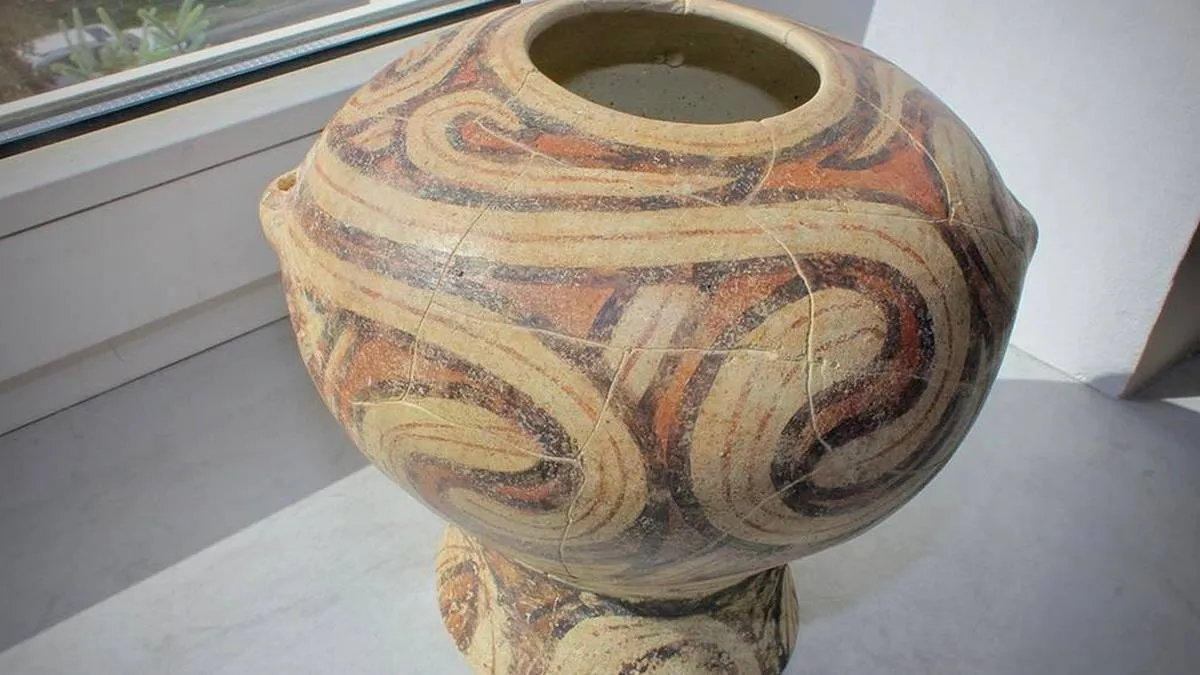 Унікальну трипільську вазу намагалися вивезти з України поштовим відправленням: пам’ятку передали до музею