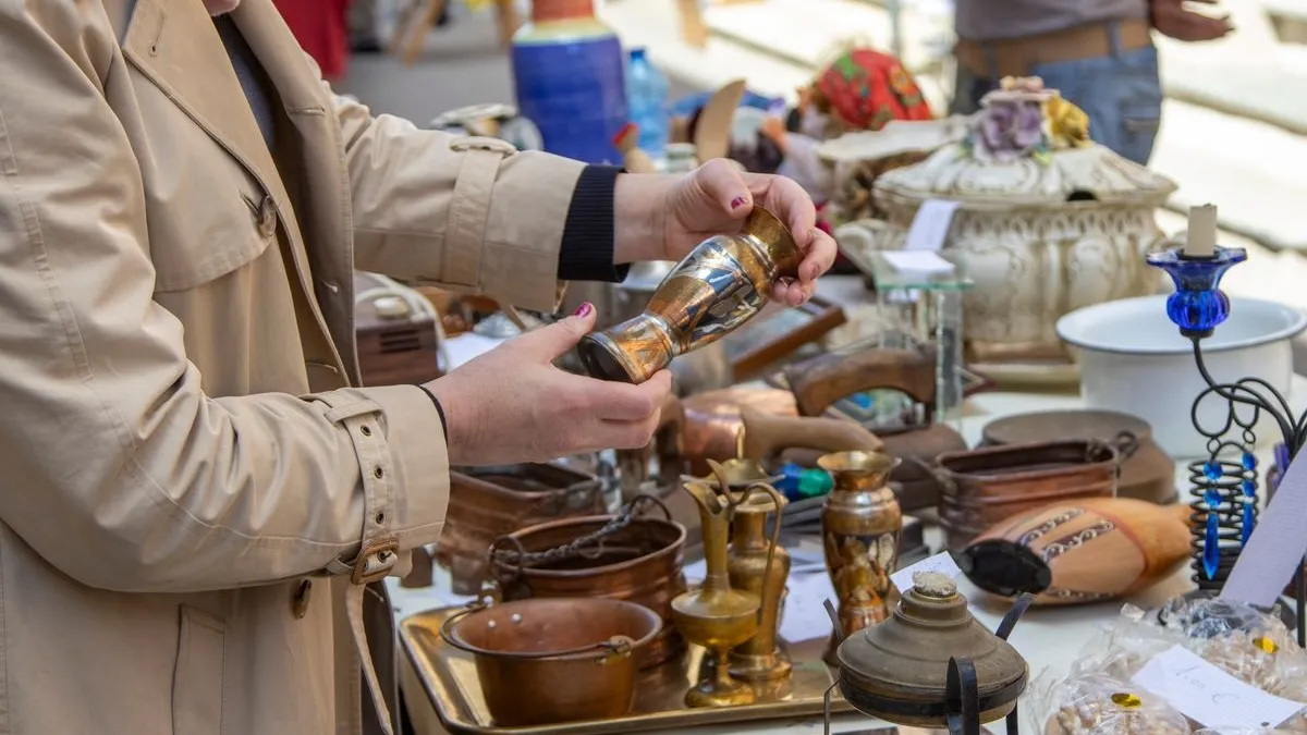 Замість вина — попіл: колекціонер шокував мережу відео з антикварного магазину