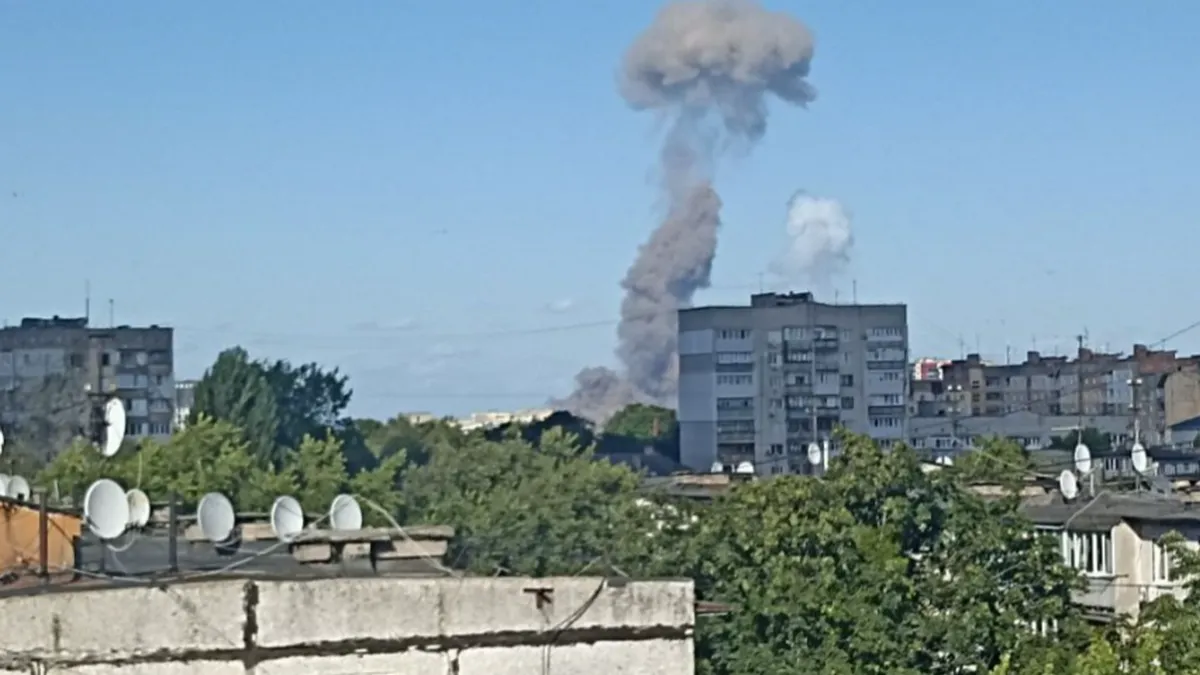 Вибухнула заправка, палає автобус та пошкоджені будинки: шокуючі фото та відео очевидців з Житомира