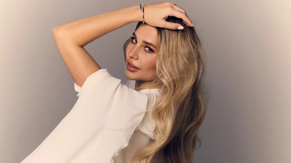 «Шепоче, а не кричить»: дружина Забарного показала спекотні фото у елегантному вбранні