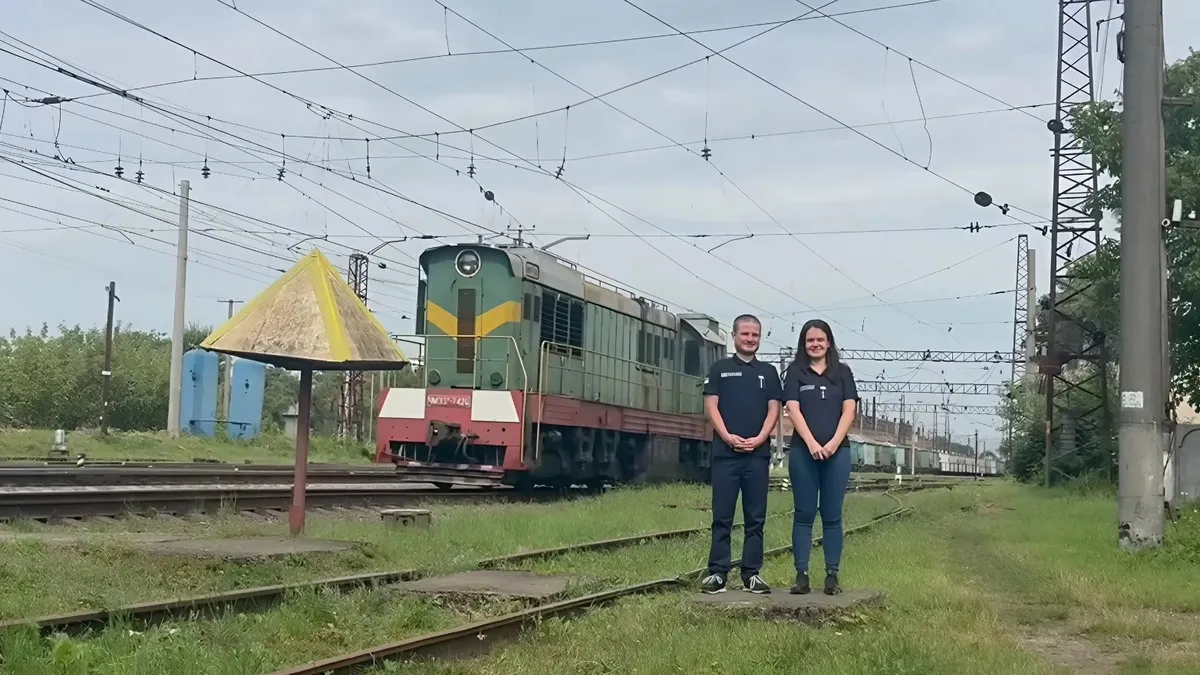 Гендер паті в стилі Укрзалізниці: як оригінально дізналася стать своєї дитини пара працівників УЗ – відео