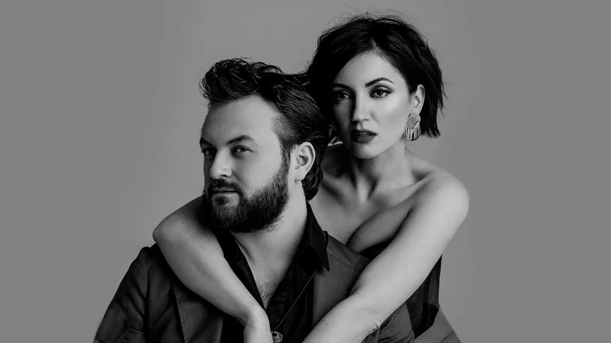 Весільна сукня та поцілунок: Цибульська влаштувала перформанс на концерті DZIDZIO у відповідь на чутки