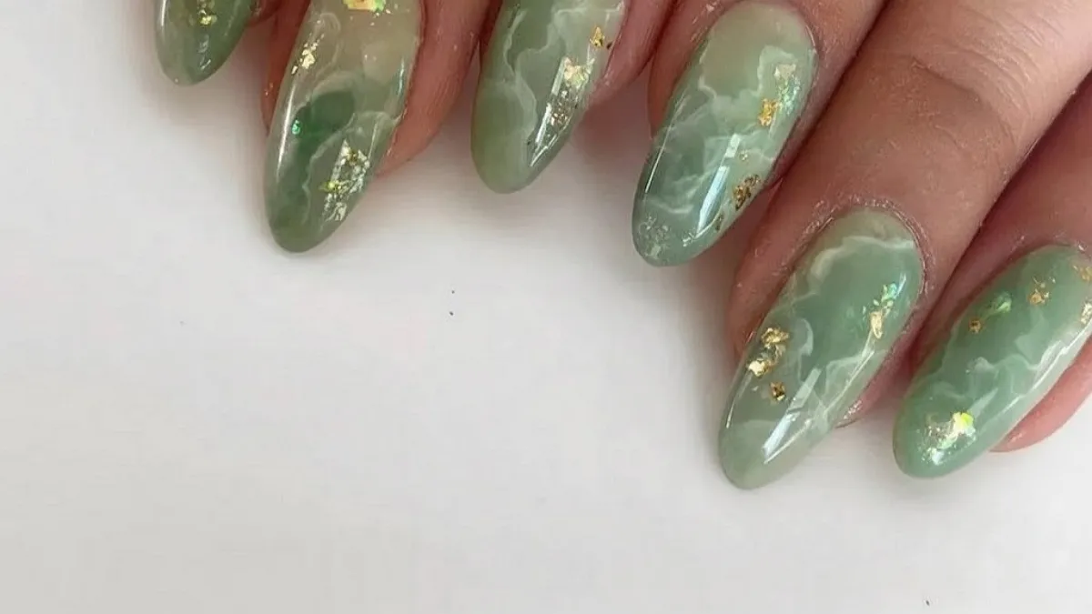 Нефритові нігті повертаються: jade nails стали головним манікюрним трендом зими‑2026