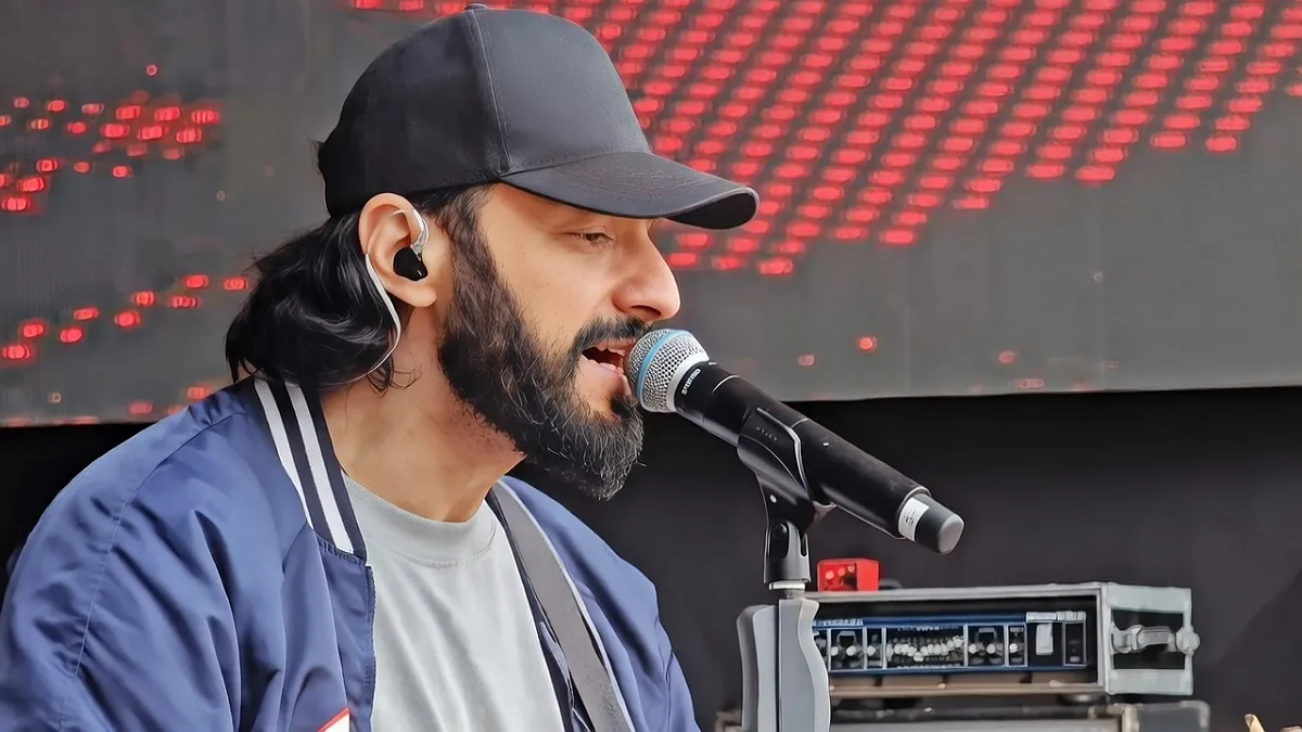 «Не хотів виносити на загал»: підлітки обманом зняли квартиру співака Kishe та влаштували там погром