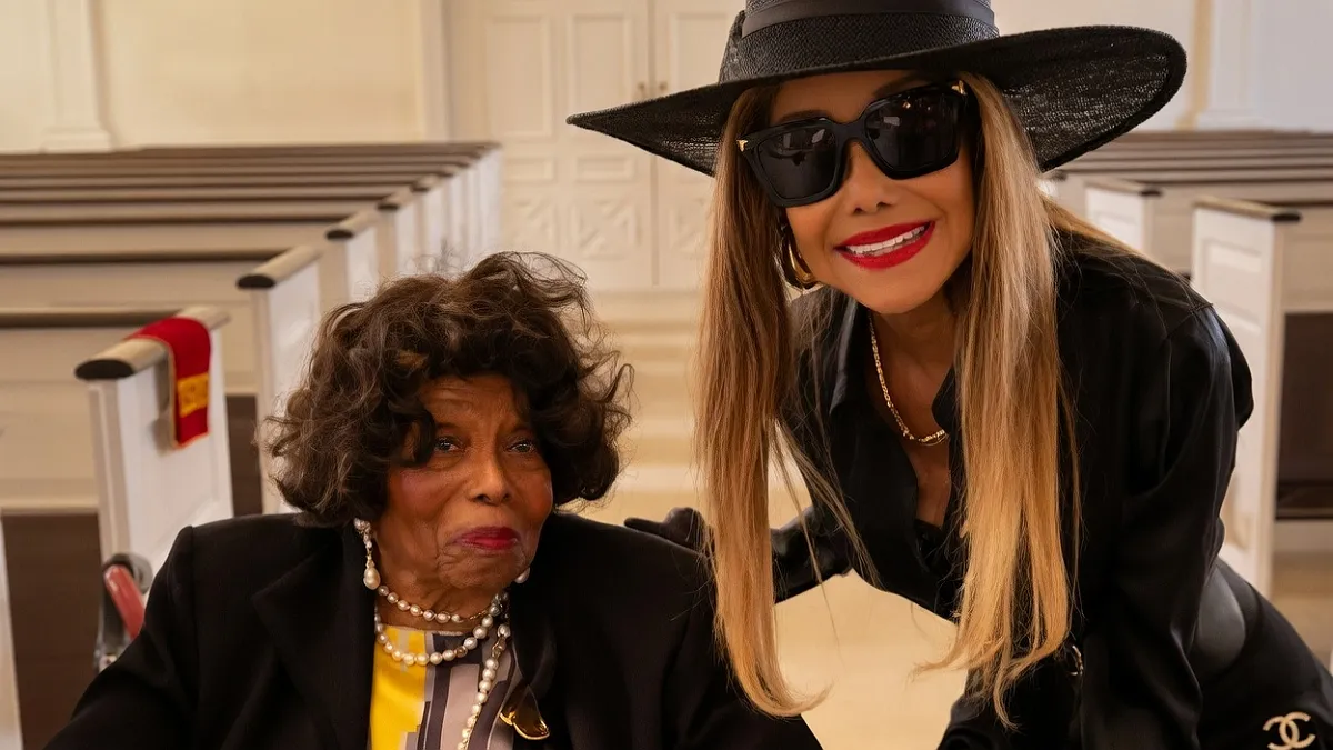 «Добра душа, що випромінює любов»: 95‑річна мама Майкла Джексона зворушила мережу появою на публіці