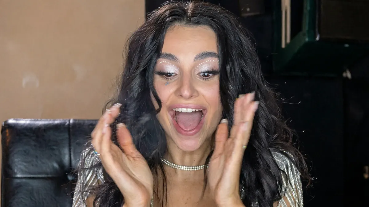 На фоні оголеного чоловіка: Анна Трінчер перевірила, чи вийде вона цього року заміж 