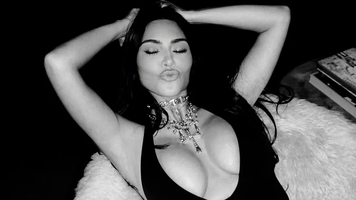 «Але гаряча дівчина»: Кім Кардаш'ян показала пишний бюст у зухвалому боді на Coachella