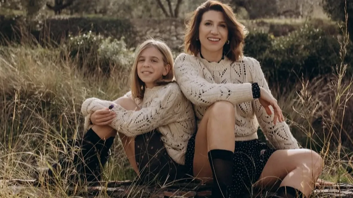 «Вчу тебе, як мову іноземну»: Аніта Луценко замилувала кадрами з донькою Мією у ромашковому полі