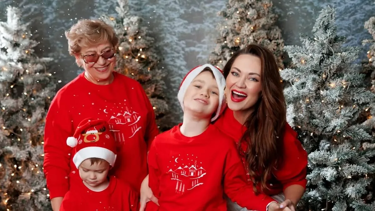 «Хочу підняти вам настрій»: Анна Саліванчук замилувала мережу святковими світлинами у піжамі