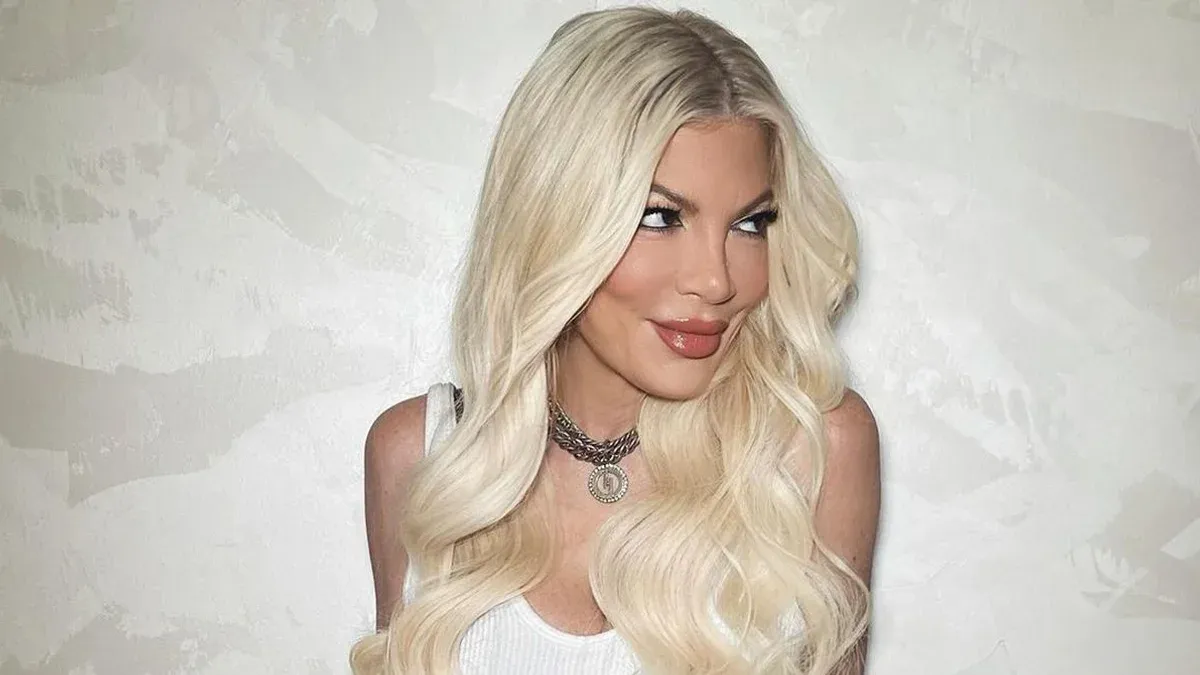 Торі Спеллінг ошелешила фанів новими фото: як у 52 роки виглядає Донна з серіалу «Беверлі-Гіллз, 90210‎»