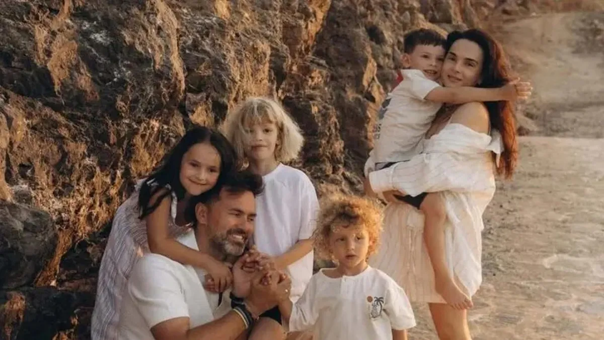 Дружина Тімура Мірошниченка забрала чотирьох дітей і поїхала з України: куди вирушила обраниця телеведучого
