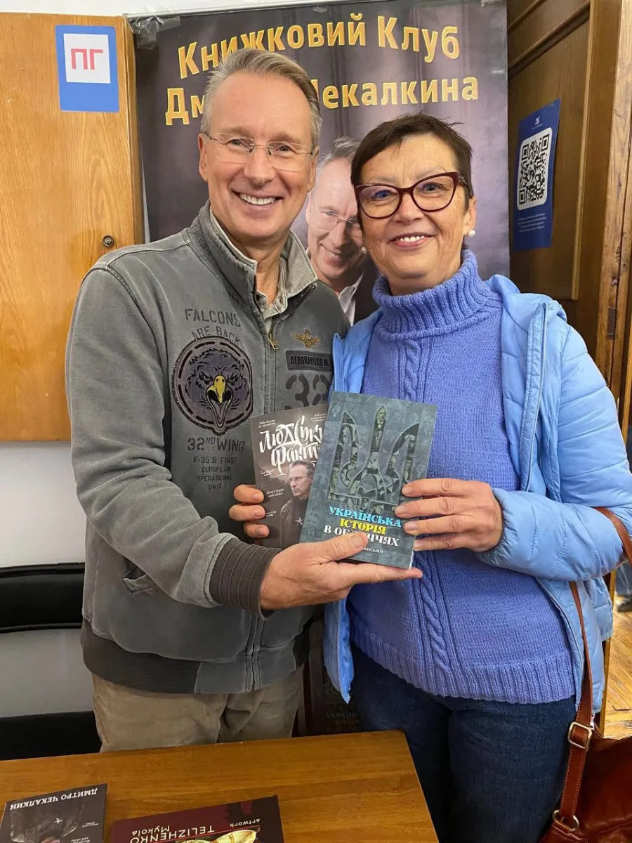 Дмитро Чекалкін презентує свою книгу. Фото соцмережі