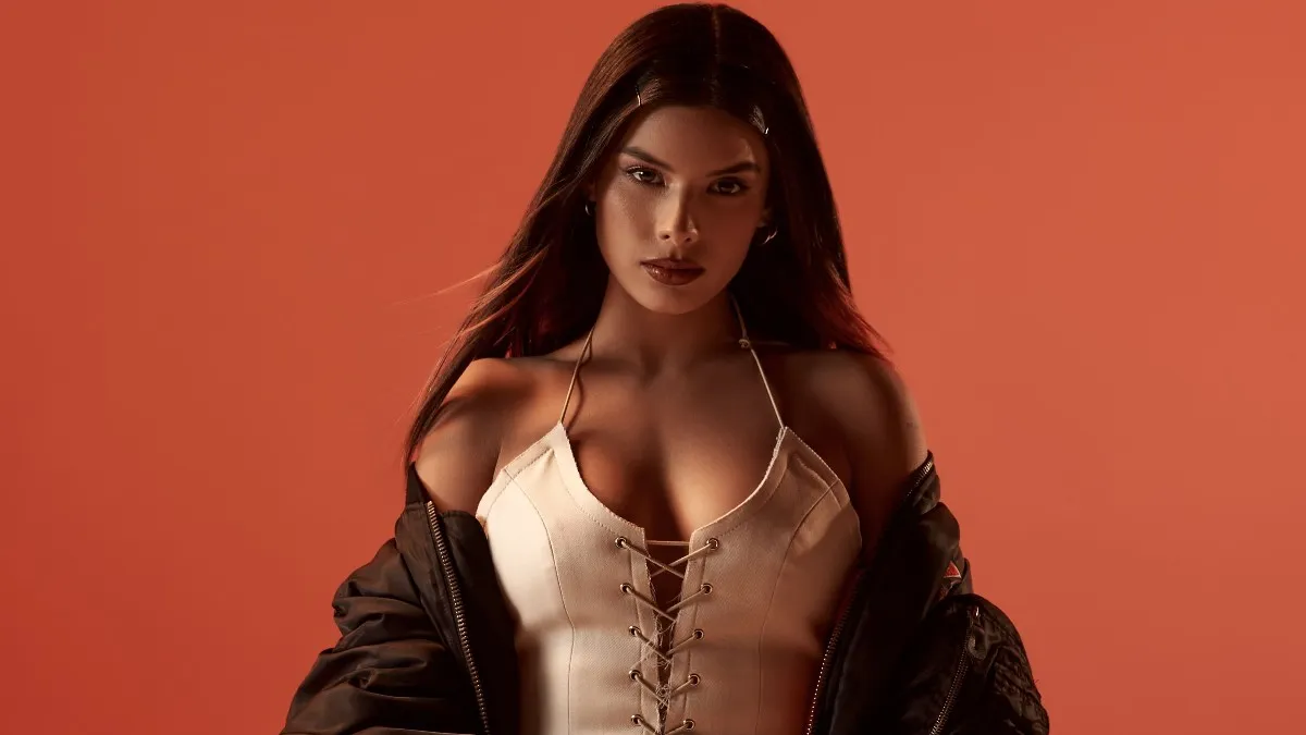 Мішель Андраде показала нові фото у сексуальній білизні: «Пішла зігрітися‎»